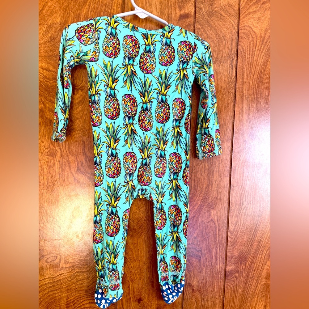 Who doesn’t love Pineapples?! Gender neutral.